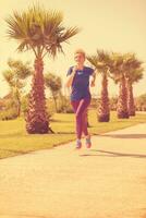 ung kvinnlig löpare utbildning för maraton foto