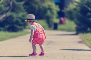 liten flicka springer i sommarparken foto