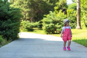 liten flicka springer i sommarparken foto