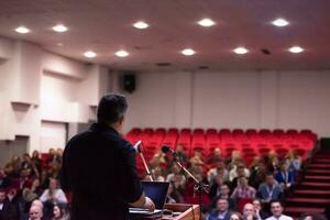 affärsman ger presentationer på konferens rum foto