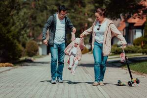 familj roligt i de parkera. Lycklig familj utgifterna tid i parkera och spelar med deras dotter foto