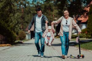 familj roligt i de parkera. Lycklig familj utgifterna tid i parkera och spelar med deras dotter foto