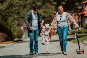 familj roligt i de parkera. Lycklig familj utgifterna tid i parkera och spelar med deras dotter foto