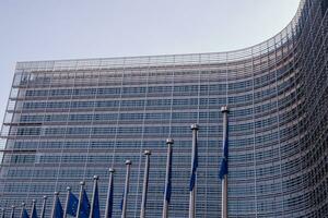 europeisk flaggor i främre av de berlaymont byggnad foto