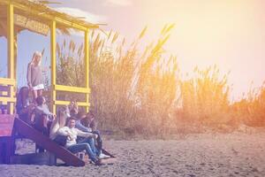 grupp av vänner har roligt på höst dag på strand foto