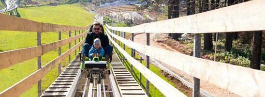 ung far och son körning alpina underlägg foto