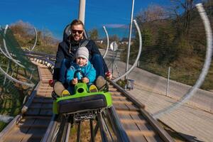 ung far och son körning alpina underlägg foto