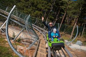 ung far och son körning alpina underlägg foto