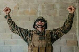 Framgång i de krig kampanj. en soldat med Uppfostrad händer firar de framgångsrik erövring av fiende territorium foto