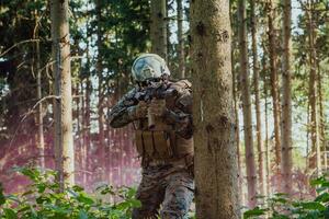 en modern krigföring soldat på krig plikt i tät och farlig skog områden. farlig militär rädda operationer foto