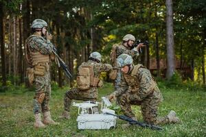 modern krigföring soldater trupp är använder sig av Drönare för scouting och övervakning under militär drift i de skog. foto