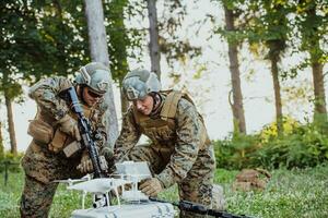 modern krigföring soldater trupp är använder sig av Drönare för scouting och övervakning under militär drift i de skog. foto