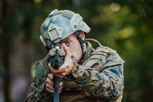 en modern krigföring soldat på krig plikt i tät och farlig skog områden. farlig militär rädda operationer foto