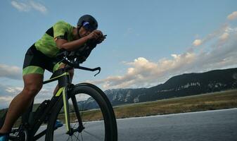 triathlon atlet ridcykel foto