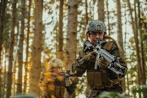 en modern krigföring soldat på krig plikt i tät och farlig skog områden. farlig militär rädda operationer foto