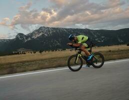 triathlon atlet ridcykel foto