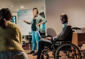 en gravid affärskvinna leder en kreativ möte av en olika företag team i en modern coworking foto