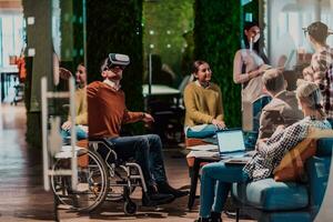 företag personer med en handikapp på arbete i modern öppen Plats coworking kontor på team möte använder sig av virtuell verklighet glasögon. foto