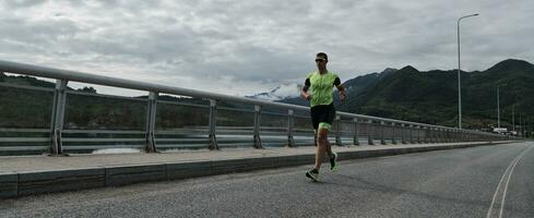 triathlon idrottare springer på gatan foto