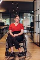en modern ung affärskvinna i en rullstol är omgiven förbi ett inklusive arbetsyta med glasväggar kontor, förkroppsligande bestämning och innovation i de företag värld foto