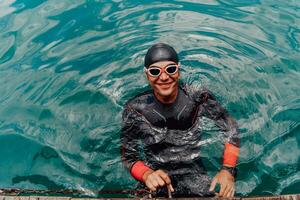 triathlet simmare porträtt bär våtdräkt på träning foto