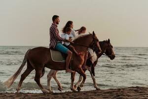 de familj spenderar tid med deras barn medan ridning hästar tillsammans på en sandig strand. selektiv fokus foto