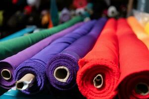 interiör av ett industriell lager med tyg rullar prover. små företag textil- färgrik lager. foto