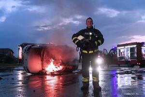 porträtt av en heroisk- brandman i en skyddande kostym. brandman i brand stridande drift. foto