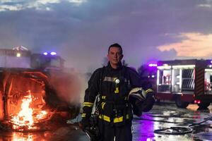 porträtt av en heroisk- brandman i en skyddande kostym. brandman i brand stridande drift. foto