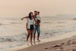 de familj åtnjuter deras semester som de promenad de sandig strand med deras son. selektiv fokus foto