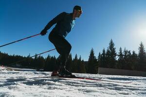 nordic skidåkning eller längdåkning skidåkning klassisk Metod tränad förbi man i en skön panorama- spår på morgon. foto