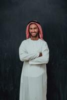 porträtt av ung muslim man bär traditionell kläder foto