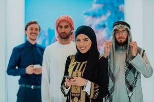 grupp porträtt av muslim affärsmän och affärskvinna foto