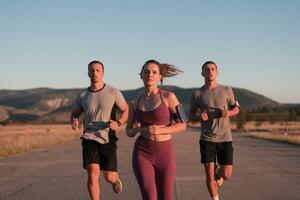 tre löpare tävlar utomhus - sportigt människor Träning i en urban område, friska livsstil och sport begrepp foto