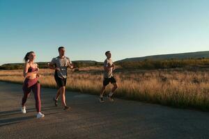 tre löpare tävlar utomhus - sportigt människor Träning i en urban område, friska livsstil och sport begrepp foto