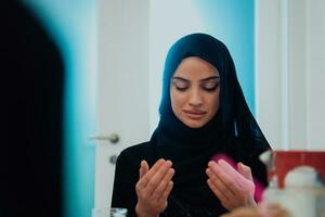 muslim kvinna framställning iftar dua till ha sönder fasta under ramadan. foto