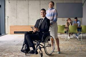 en affärsman i en rullstol och hans kvinna kollega tillsammans i en modern kontor, representerar de kraft av lagarbete, inkludering och Stöd, främja en dynamisk och inklusive arbete miljö. foto