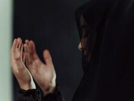 porträtt av ung muslim kvinna framställning dua foto
