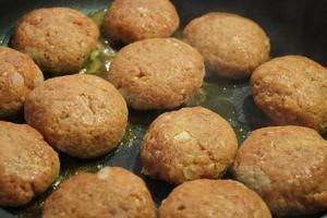 stekt köttbullar med kokt broccoli och persilja potatis foto