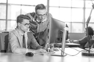 två företag människor arbetssätt med dator i kontor foto