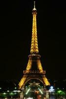 eiffet torn i paris på natt foto