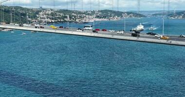 istanbul bosphorus bro och stad horisont i bakgrund med turkiska flagga på skön solnedgång, antenn glida kretsande och spårning skott foto