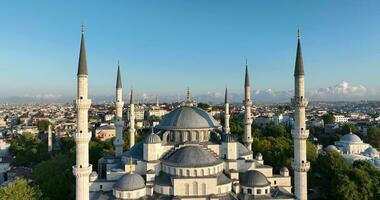 istanbul, Kalkon. sultanahmet område med de blå moské och de hagia sophia med en gyllene horn och bosphorus bro i de bakgrund på soluppgång. foto