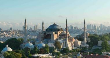 istanbul, Kalkon. sultanahmet område med de blå moské och de hagia sophia med en gyllene horn och bosphorus bro i de bakgrund på soluppgång. foto