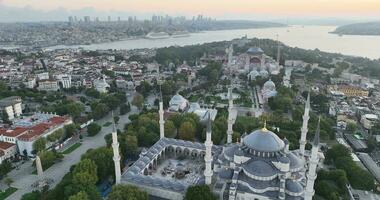 istanbul, Kalkon. sultanahmet område med de blå moské och de hagia sophia med en gyllene horn och bosphorus bro i de bakgrund på soluppgång. foto