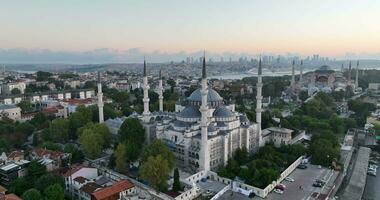 istanbul, Kalkon. sultanahmet område med de blå moské och de hagia sophia med en gyllene horn och bosphorus bro i de bakgrund på soluppgång. foto