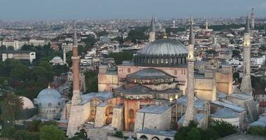 istanbul, Kalkon. sultanahmet område med de blå moské och de hagia sophia med en gyllene horn och bosphorus bro i de bakgrund på soluppgång. foto