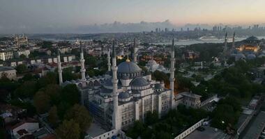 istanbul, Kalkon. sultanahmet område med de blå moské och de hagia sophia med en gyllene horn och bosphorus bro i de bakgrund på soluppgång. foto