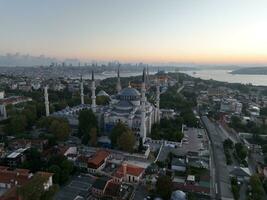 istanbul, Kalkon. sultanahmet område med de blå moské och de hagia sophia med en gyllene horn och bosphorus bro i de bakgrund på soluppgång. foto