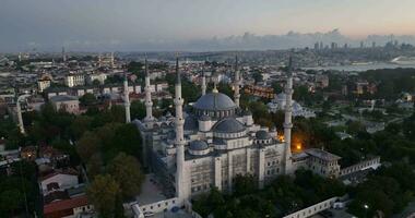 istanbul, Kalkon. sultanahmet med de blå moské och de hagia sophia med en gyllene horn på de bakgrund på soluppgång. filmiska antenn se. foto